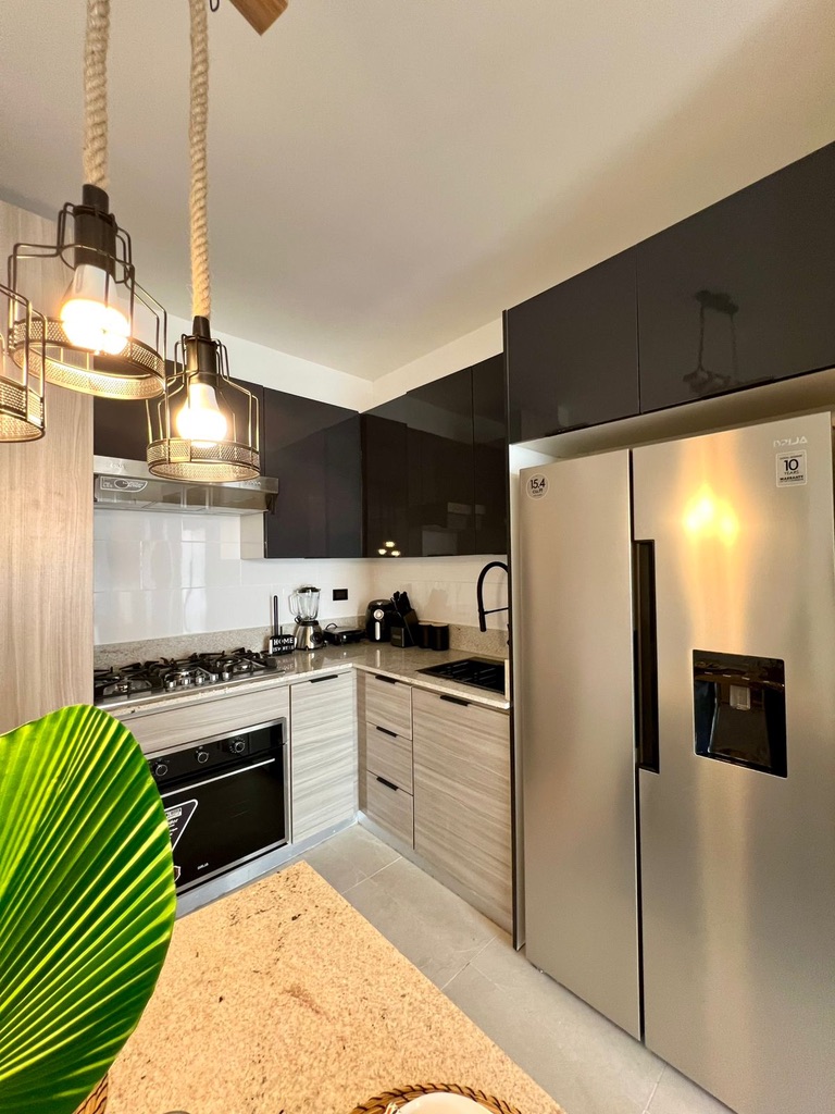 Full Kitchen & Fridge